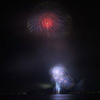 無風状態で煙が邪魔して花火が見えなくて残念な花火大会の写真