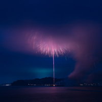 高く打ち上がった花火が濃い煙で見えない状態の写真
