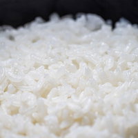 釜で炊いた飯ウマ、湯気立つ炊きたての白米の写真