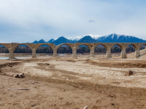 糠平湖の湖底から見るタウシュベツ川橋梁