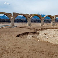崩れかかっているタウシュベツ川橋梁の写真