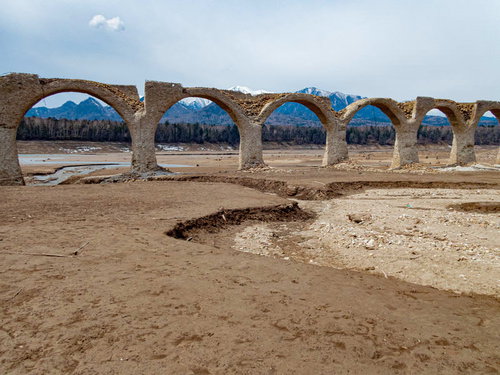 崩れかかっているタウシュベツ川橋梁