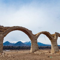 糠平湖の劣化したタウシュベツ川橋梁の写真