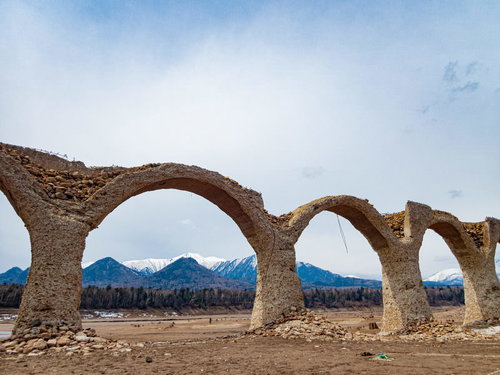 糠平湖の劣化したタウシュベツ川橋梁