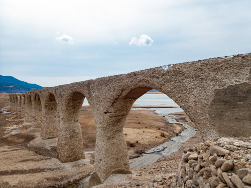 ボロボロに劣化したタウシュベツ川橋梁の石造アーチ
