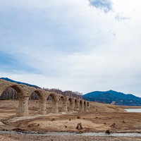 北海道糠平湖の湖底から望むタウシュベツ川橋梁の写真