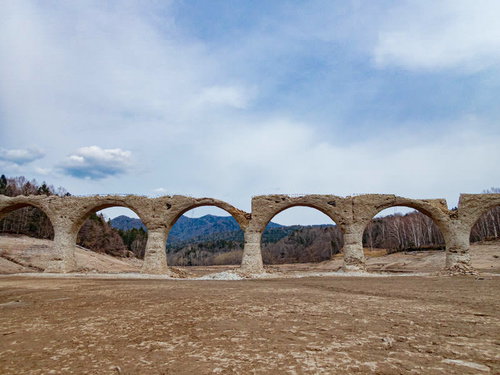 北海道・糠平湖の湖底に現れたタウシュベツ川橋梁のアーチ