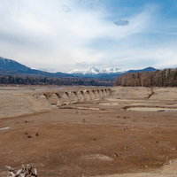 タウシュベツ川橋梁が露出する糠平湖の湖底風景の写真