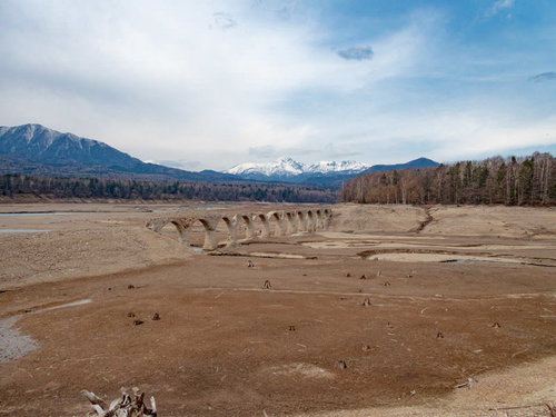 タウシュベツ川橋梁が露出する糠平湖の湖底風景
