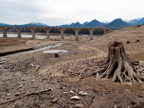 糠平湖に沈むタウシュベツ川橋梁と湖底の切り株