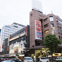 北陸最大の歓楽街金沢片町の交差点を行き交う人々と車の写真