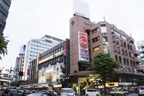 北陸最大の歓楽街金沢片町の交差点を行き交う人々と車