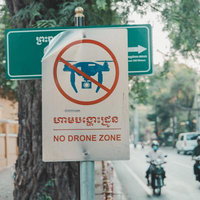 「NO DRONE ZONE」と書かれた立て看板の写真