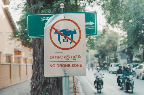 「NO DRONE ZONE」と書かれた立て看板