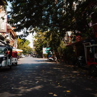 木陰の中でひと休みするカンボジアのトゥクトゥクの写真