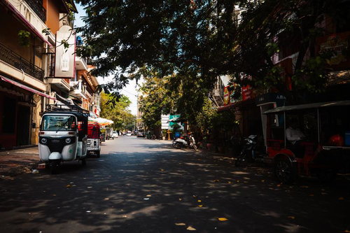 木陰の中でひと休みするカンボジアのトゥクトゥク