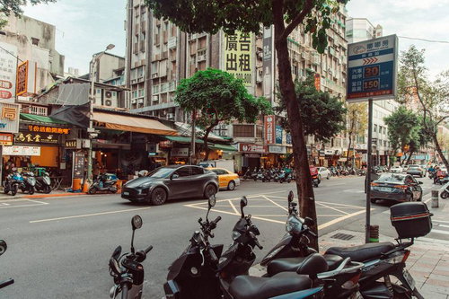 スクーターが並ぶ台北の街並み