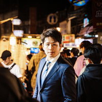 買い物するたびに安すぎてこっち見てくるスーツの男の写真