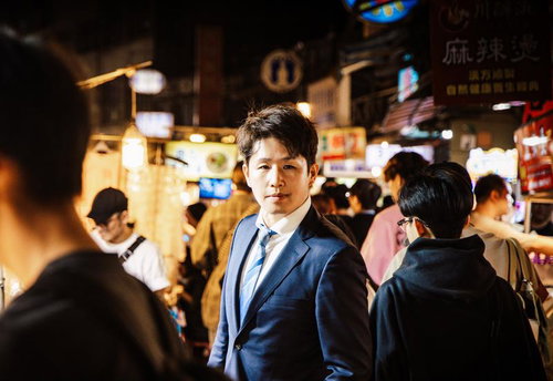 買い物するたびに安すぎてこっち見てくるスーツの男