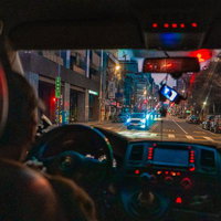 夜の市街地を走る車内からの前方視点の写真