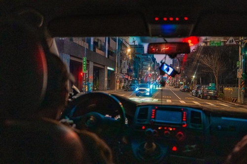 夜の市街地を走る車内からの前方視点