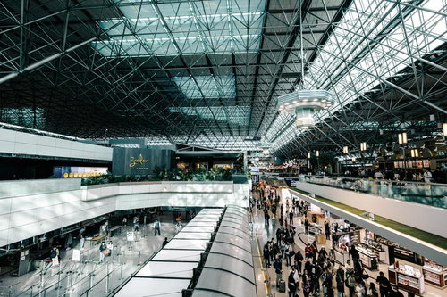 ガラス天井から採光される国際空港の出発ロビー