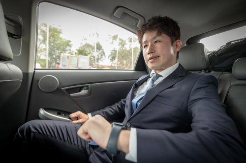 紫色の旅客機から降りるビジネスマン