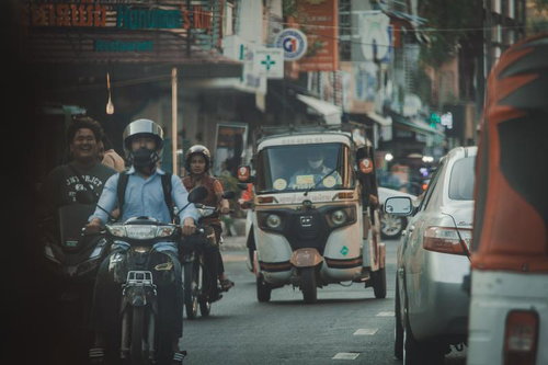 カンボジアの市街地を行き交うバイクとトゥクトゥク