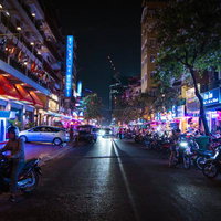 ネオンきらめくカンボジアの夜の繁華街で感じる異国の熱気の写真