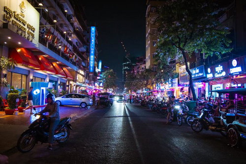 ネオンきらめくカンボジアの夜の繁華街で感じる異国の熱気