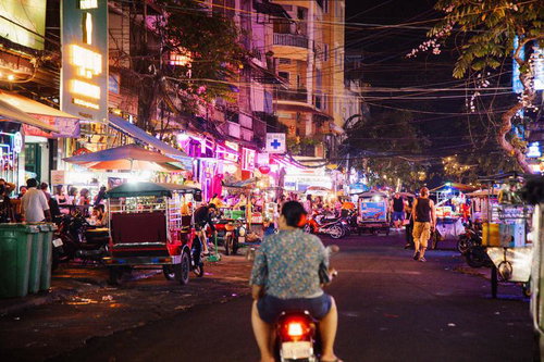カンボジアのナイトマーケット、ネオンに照らされた夜の喧騒