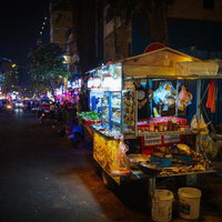 カンボジアの夜市で香るストリートフード屋台の写真