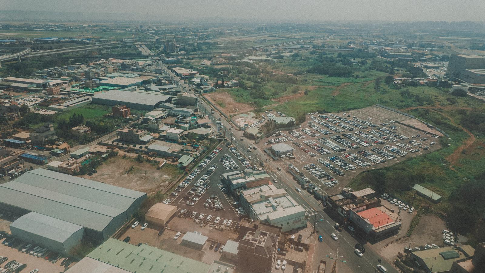 カンボジアの工業地帯と住宅地を上空から撮影した航空写真