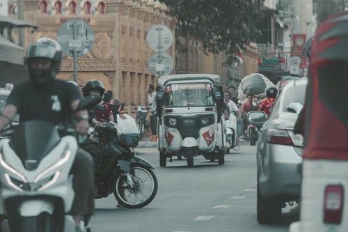 カンボジアの街中を走るトゥクトゥクとタクシー