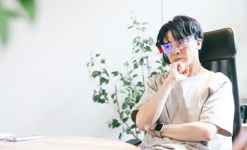 ARグラスで映し出されるビジョンに頭を抱える会社経営者