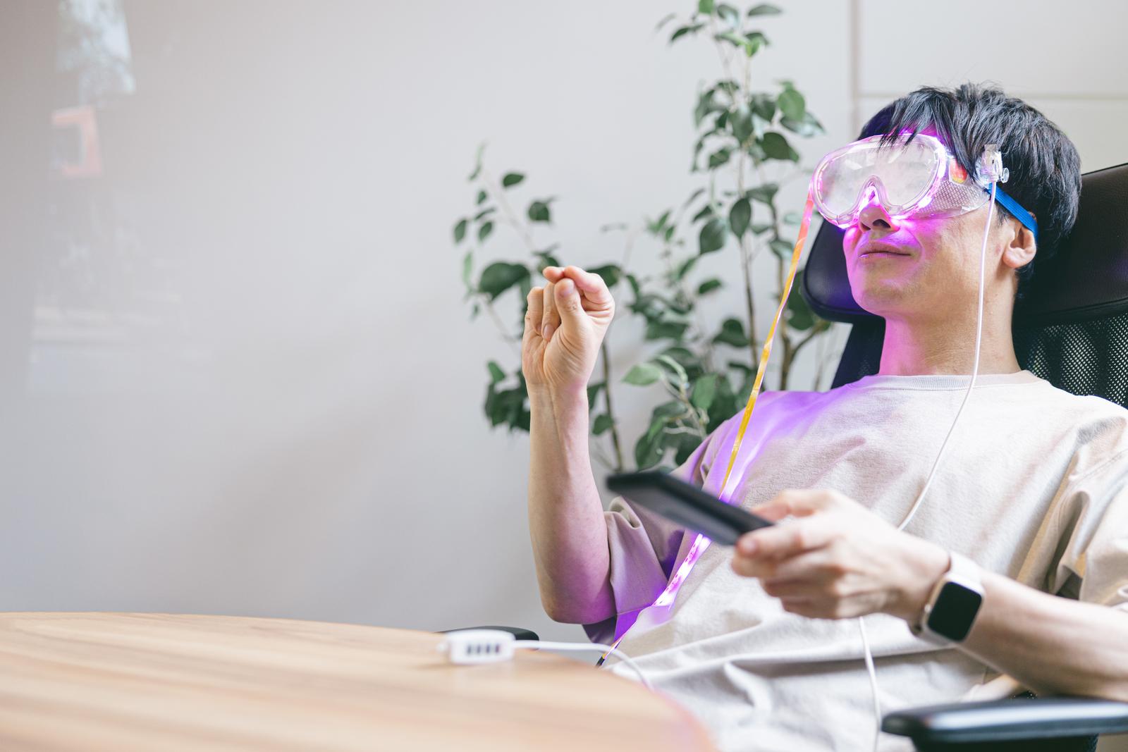 ARゴーグルを装着して映像コンテンツを視聴している男性［モデル：金子周平］