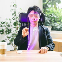 ARゴーグルを装着してジェスチャー操作をはじめた男性起業家の写真