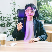 ARゴーグルの世界に没頭して、話しかけても無言の社長の写真