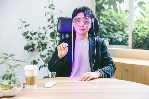 ARゴーグルの世界に没頭して、話しかけても無言の社長