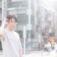 ARグラスで街をスキャン中の男性、都市背景でテクノロジーをアピールの写真