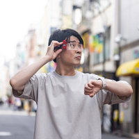 ARグラスを装着して街中でお店情報を調べる男性の写真