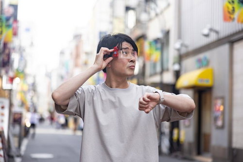 ARグラスを装着して街中でお店情報を調べる男性