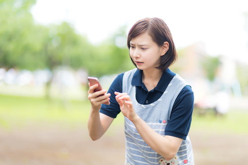 迷子をスマホのGPSで探す困惑した介護士