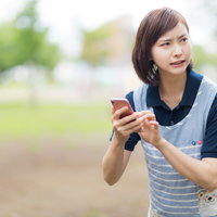 あたりを見回しても見つからない介護士の女性の写真