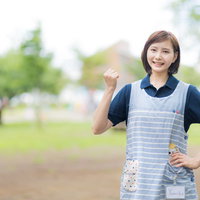 励ます女性ヘルパーと高齢者の写真