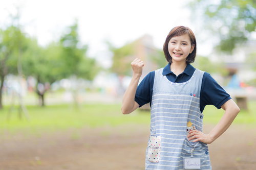 励ます女性ヘルパーと高齢者