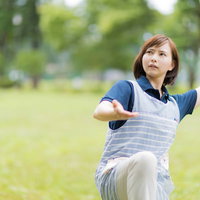 公園の施設で教えてもらった太極拳を披露する女性の写真