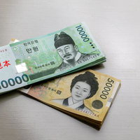 韓国の通貨ウォンの見本紙幣、1万ウォンと5000ウォンの写真