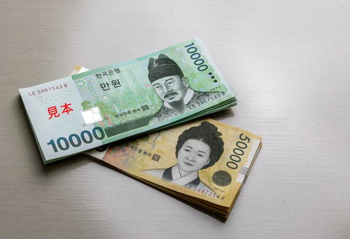 韓国の通貨ウォンの見本紙幣、1万ウォンと5000ウォン