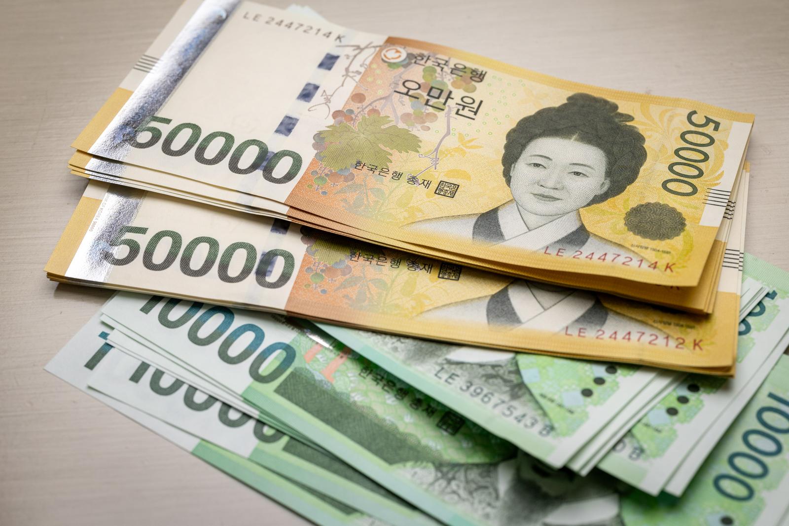 韓国の50,000ウォンと10,000ウォンの紙幣を重ねた写真